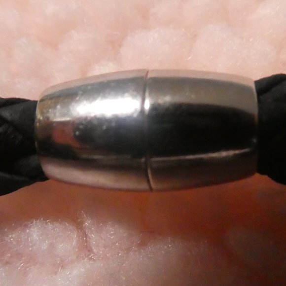 Magnetic Fastened Triple Loop Beaded Bracelet - Picture 4 of 8